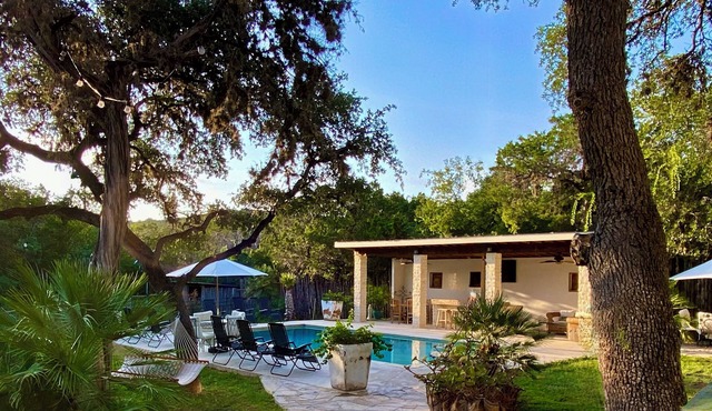 Historic Gated Estate, Pool, Cabana, 2 Kitchens, Lush, Kayaks, Walk 2 Frio!