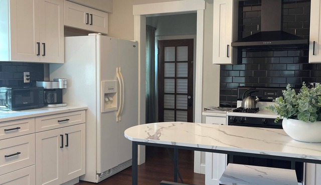 Historic Gem Entire Home Mins 2 Mrkt, Dwntwn, & Trails, 2 King Beds, Arcade