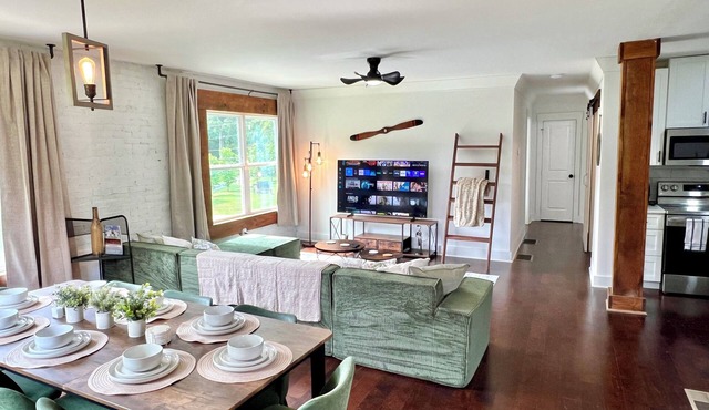 Historic General Store Stay- Balcony, games-Minutes to Blue Ridge & McCaysville!