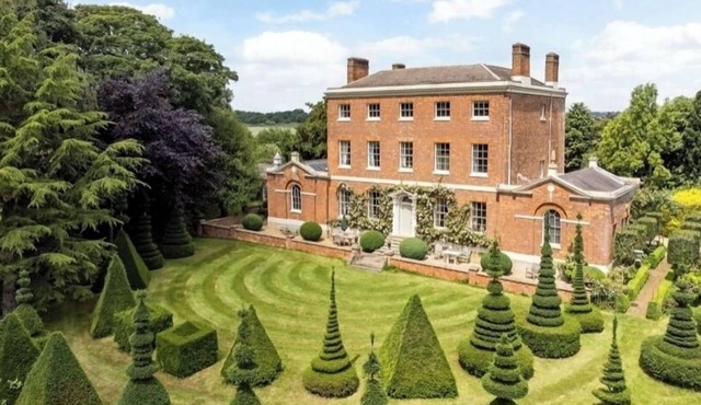 Historic Georgian Estate with Breathtaking Topiary Garden – Pet Friendly