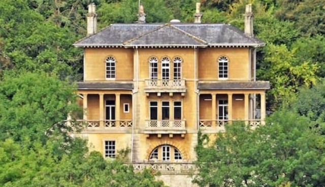 Historic Georgian villa, 7 spacious bedrooms, tennis court and minutes from Bath