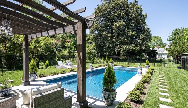 Historic Ginter House with English garden Pool