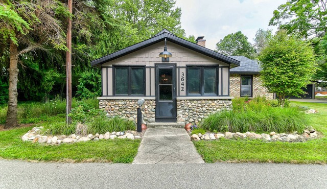 Historic Gold Coast Hideout ~ Close To Several Lake Michigan Beaches!