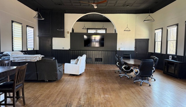 Historic Grand Loft Pittsburgh - unique - sleeps 8