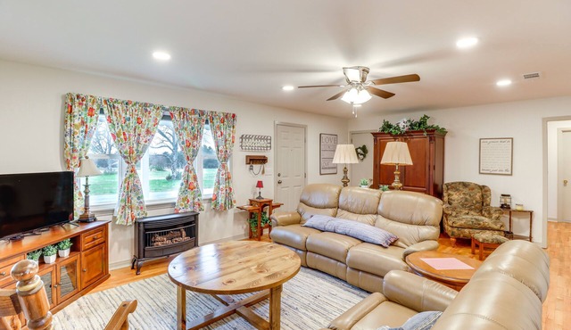 Historic Greers Ferry Home < 2 Mi to Shiloh Marina