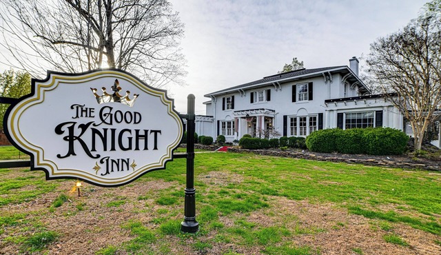 Historic Group Retreat w/ Seasonal Pool in Paducah