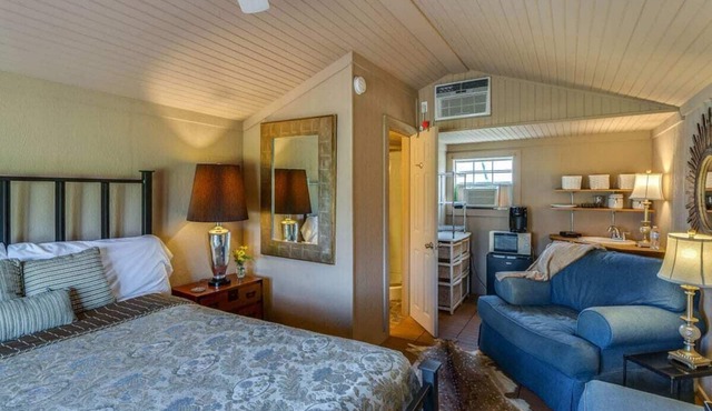 Historic Guest Cottage Pet-Friendly Walk to Downtown Bonham