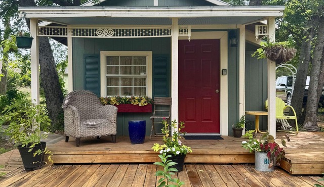 Historic Guest Cottage Pet-Friendly Walk to Downtown Bonham