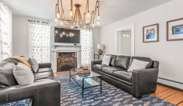 Historic Gurdon S. Allyn House, Walk to Seaport