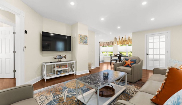 Historic Harbor House, Walk to Beach & Docks