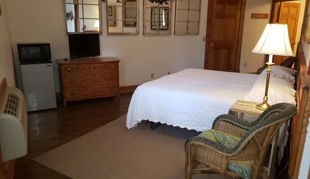 Historic Hardware Inn with River Views: Suite 103