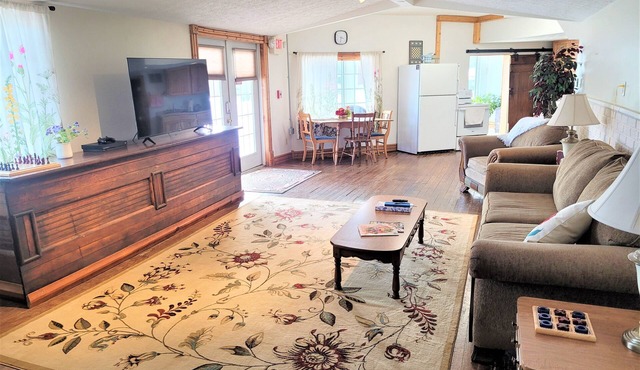 Historic Hardware Inn with River Views: Ely Suite