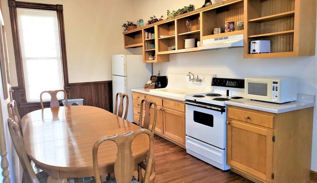Historic Hardware Inn with River Views: Suite 200