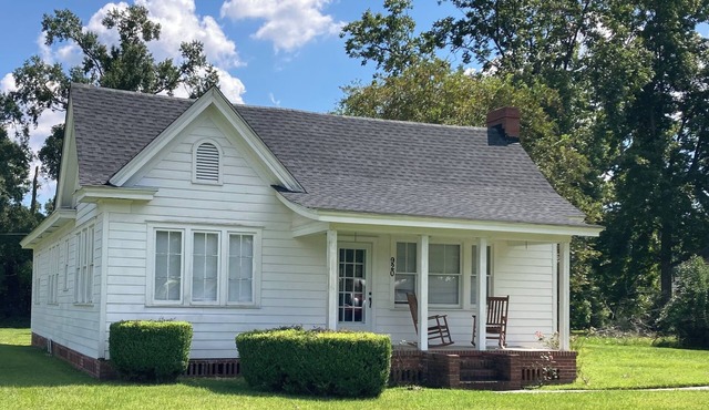 Historic Henry Ford built charming 3-bedroom house in center of Richmnd Hill.