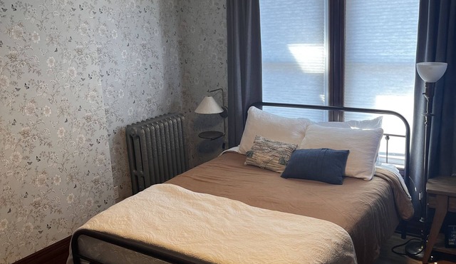 Historic Hewitt Onion Tower apt 2 Studio in central Marquette with sauna access