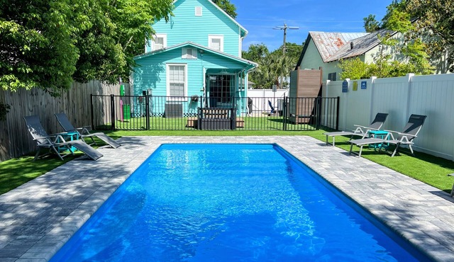 Historic Hideaway, Your Family's Coastal Haven: Walkable, Pool, Spacious, Pet Friendly