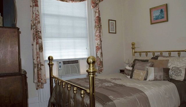 Historic Hill House Newport: Elegant Stay Featuring Six Bedroom