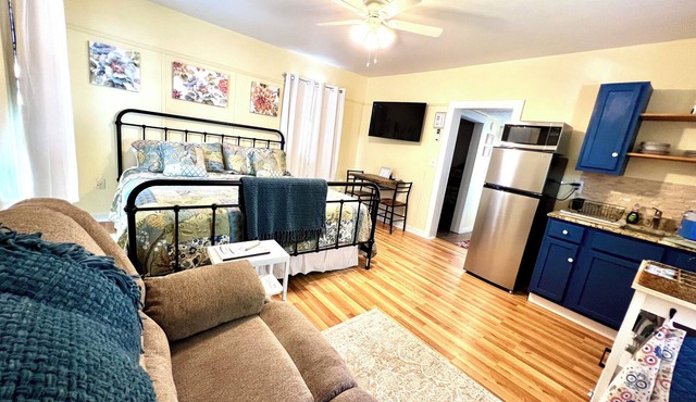 Historic Hilltop Guesthouse - Charming studio/cottage one block from downtown