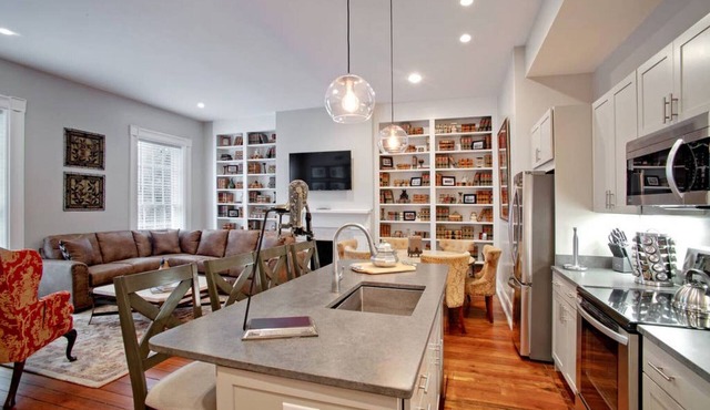 Historic Home 5 bedroom, 5 bath w/9 beds and 2 Parking spots
