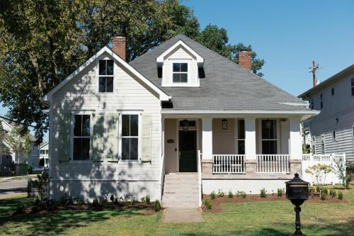 Historic Home For Groups! 8 min to DT! Sleeps 12