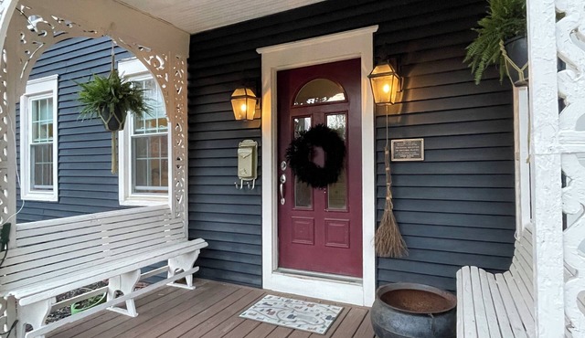 Historic home, great yard & Walk to Dogfish Head Brewery!