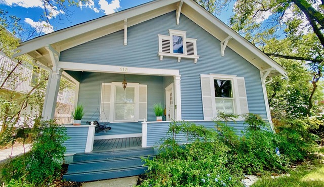 Historic home, Heated Mini Pool, near downtown San Antonio! Walk to Zoo & Witte!