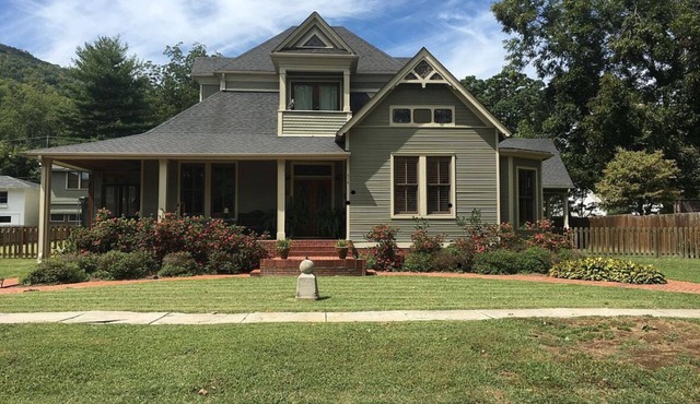 Historic home in quaint town of South Pittsburg. Just off I-24.