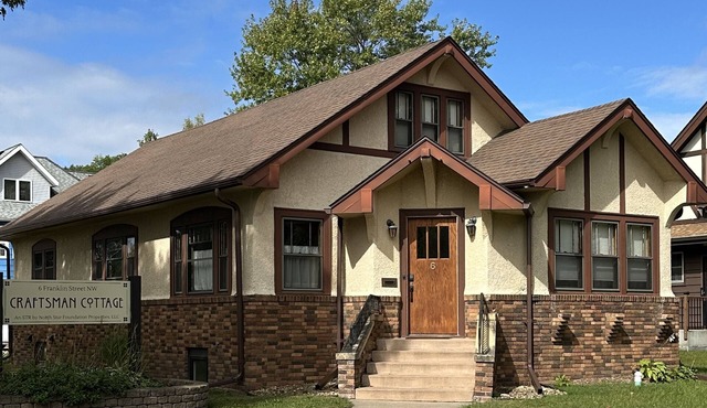 Historic home in downtown. Walkable. Sleeps 10. Wedding prep area available!