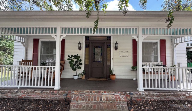 Historic home in downtown/ walking distance to restaurants and local breweries