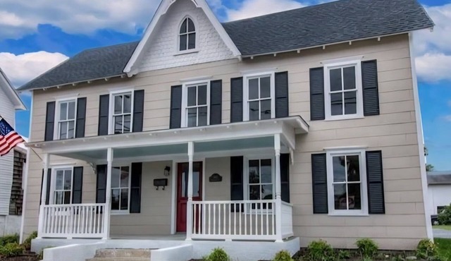 Historic home in downtown Milton w/hot tub. Quick drive to the Delaware beaches!