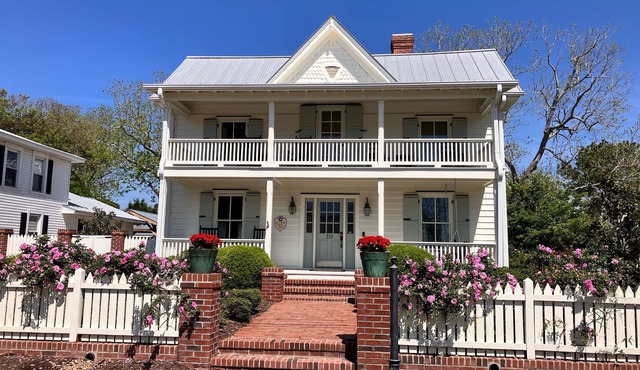Historic home in seaside village of Swansboro w/private beach parking