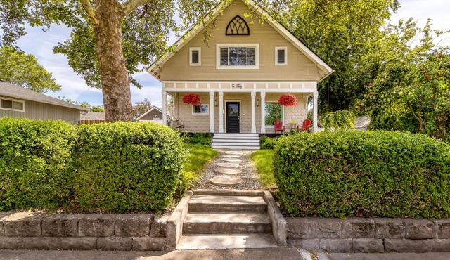 Historic Home just minutes to Whitman and Downtown Walla Walla! Dog friendly!