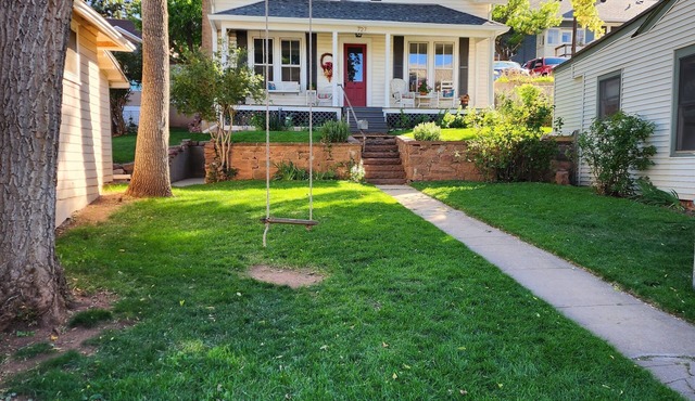 Historic home nestled at the foot of Pikes Peak! Quick walk to downtown & More~