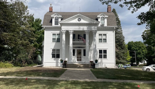 Historic home near lake, parks, shopping and BVU! Perfect for the holidays!