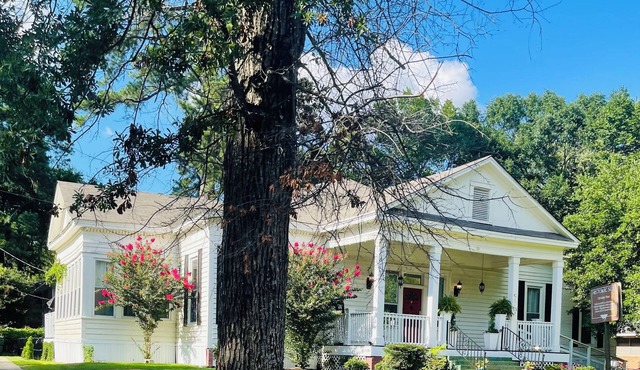 Historic home near Military Base/Colleges & 10 min to LA Boardwalk/sleeps 16-18.