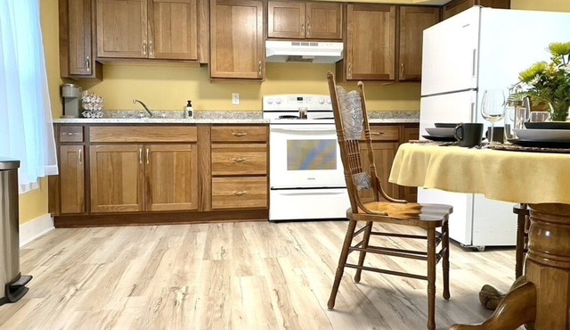 Historic Home near Blackburn and Square - two king beds, washer/dryer, spacious