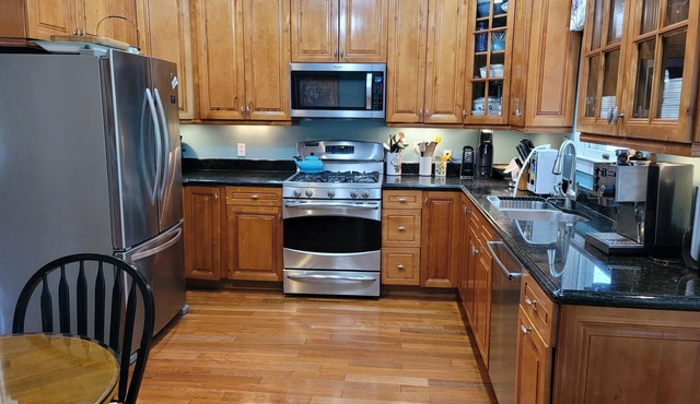 Historic home near Takoma Metro to DC, shops, restaurants, parks!