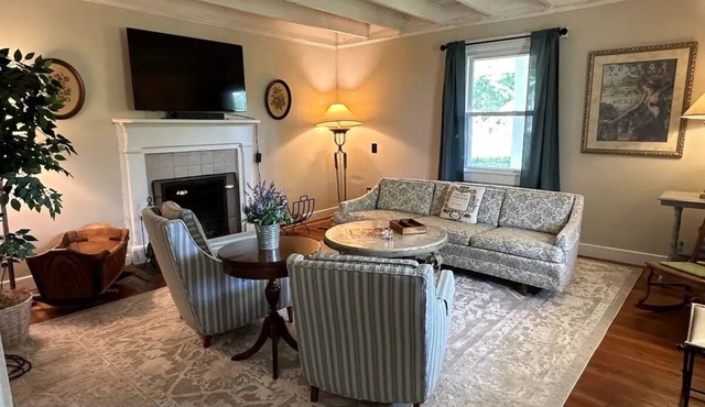 Historic home nestled in the heart of horse and wine country. Kids/pet friendly!