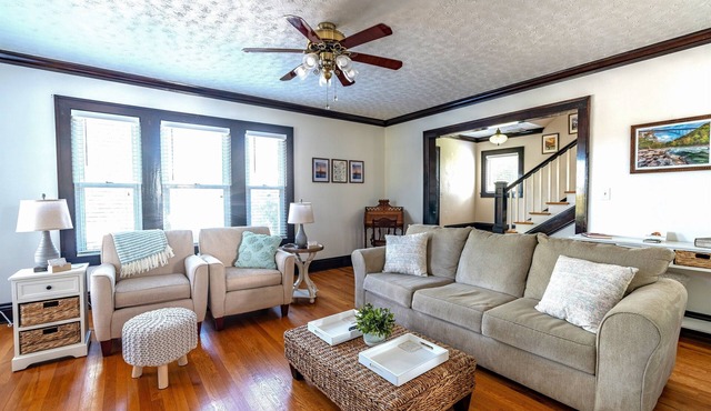 Historic home. New River Gorge + Firepit +Gameroom, sleeps 10