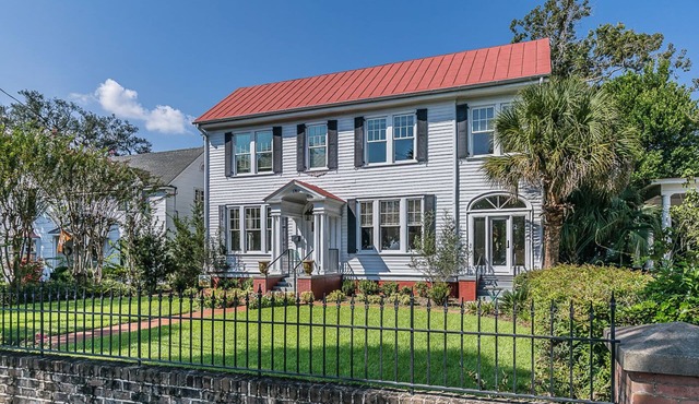 Historic Home Overlooking the Beaufort River Located on Bay St - Sleeps 10