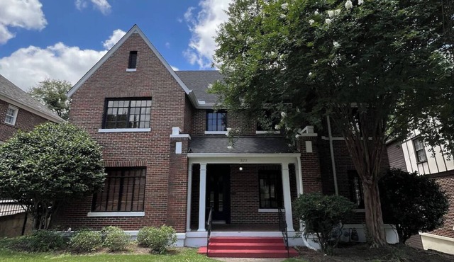 Historic Home, Parks 6 Cars, 2min walk to the Strip, then 10 min Stadium Stroll.