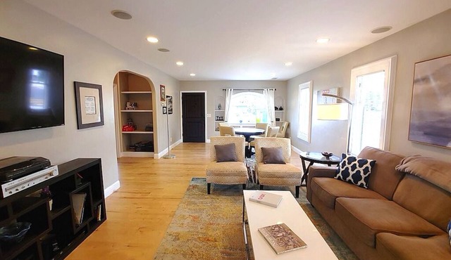 Historic Home *reWine Mission* Walk Downtown: Coffee, Shop, Dine, Wines, Brews