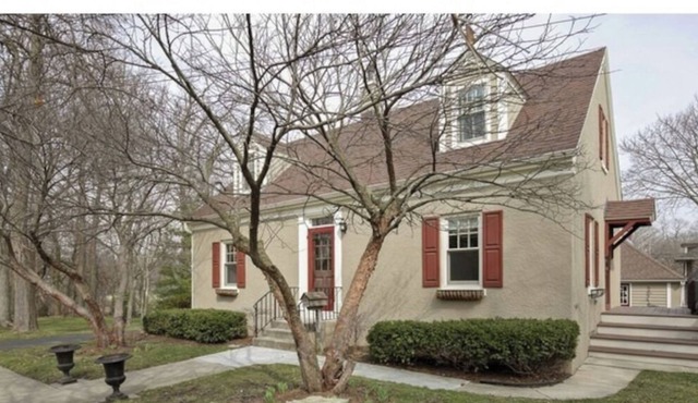 Historic home steps from downtown St. Charles & Pet Friendly!