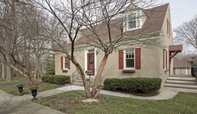 Historic home steps from downtown St. Charles & Pet Friendly!