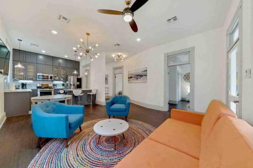 Historic home with heated Mini Pool walking distance to downtown San Antonio!