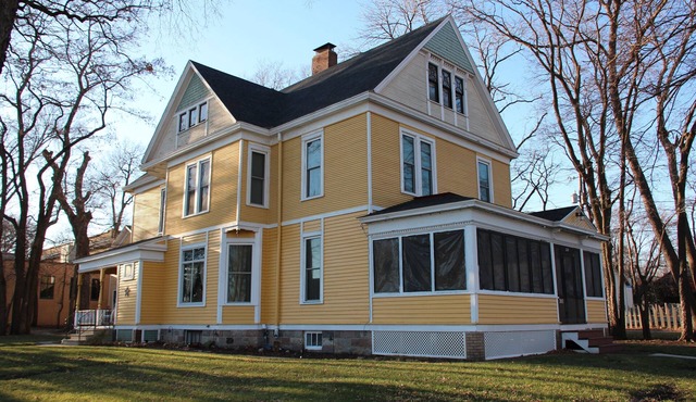 Historic Home With Modern Amenities - Great for Families with room for up to 18!