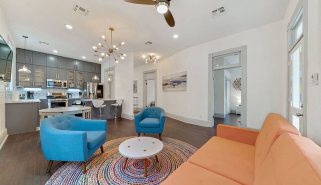 Historic home with heated lounge pool: Walk to downtown San Antonio & Alamodome!