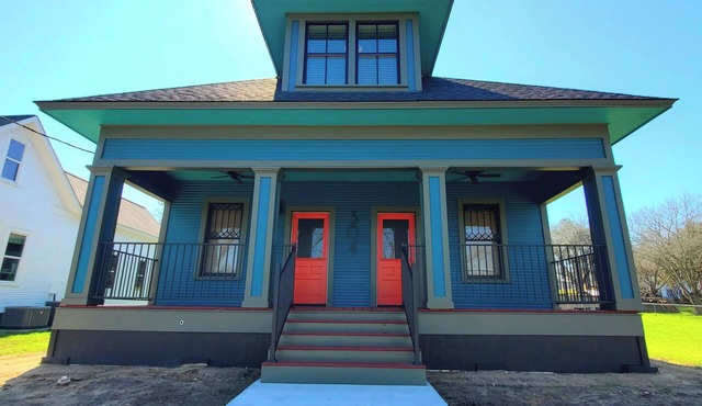 Historic Home with Whimsical Theme located 3 blocks from Shiner Brewery