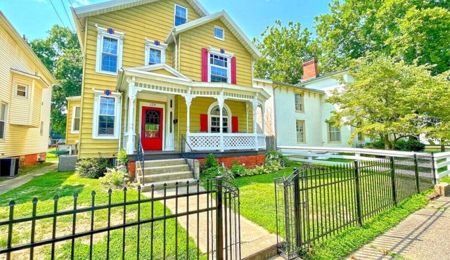 Historic Home within walking distance of Downtown Harmar & Marietta