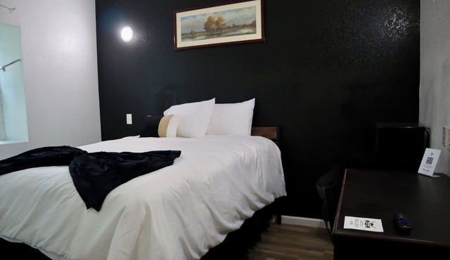 Historic Hotel Dilley Grand- Queen ADA Bed